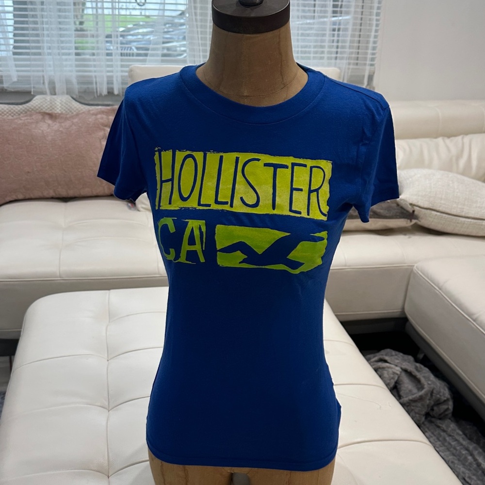 Hollister Women's Blue and Yellow Graphic Tee-Size S